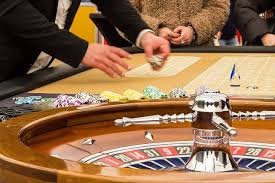 Live roulette wheel spin and betting interface displayed on alexbet88 mobile and desktop